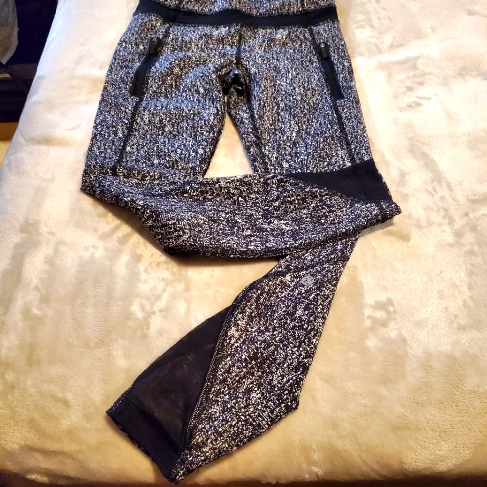 ⬇️ Lululemon leggings with mesh panels and zippered pockets.